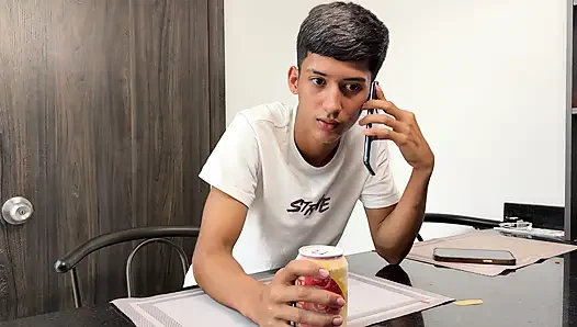 Arkadaşlarımla şişe oyunu tamamen kontrolden çıktı ve azgın bir dörtlü seks yaptık