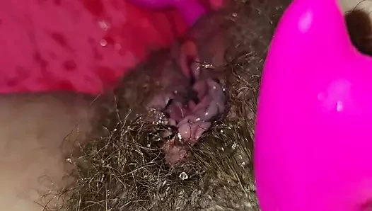 Edepsiz fahişe aldığı yumruklamadan bahsederken fışkırtıyor.