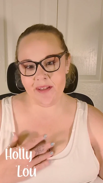 Porno izlerken yakalandı ve yaramaz pompalama ve emme ile teşvik edildi | Klip 1