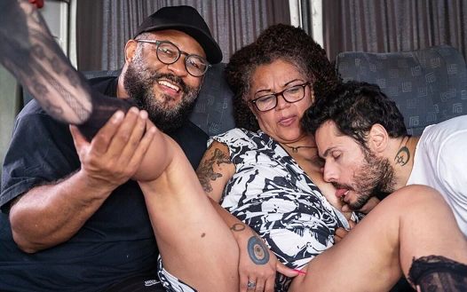 Tombul nine üçlü grup seks hareket halindeki minibüste sikiliyor