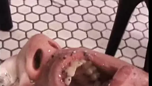 Sıcak fetiş seks sahnesinde lateks bağ ve ağzı tıkayan büyük memeli ve göğüs dekolteli fahişeler