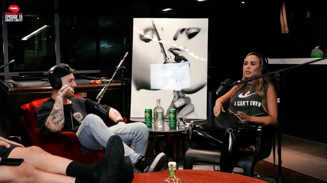 Amber Emery büyükbabanın küllerini kokluyor ve göğüslerini teşhir ediyor