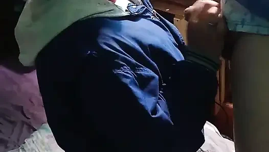 Soğuk sabah, ama kız arkadaşım ceketiyle beni emiyor