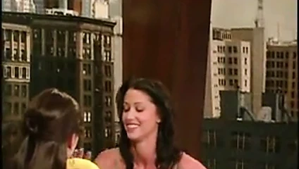 Shannon elizabeth - bir muz emme