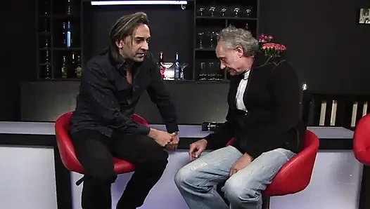 Vahşi esmer sürtük büyük sert yarağa biniyor