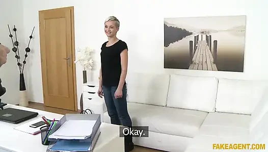 Fake Agent - model masada en iyi hareketlerini gösteriyor