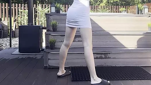 Açık havada kısa elbiseli yoga