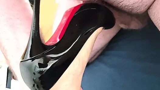 O parlak siyah Louboutin topuklu ayakkabılar (36 beden) hiçbir zaman sebepsiz yere giymiyor.