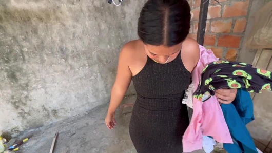 Azgın komşum kıyafetlerini yıkamasını istiyorum ve yüzüne spermle ödüyorum