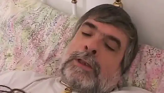 Yaşlı baba genç kızı sikiyor