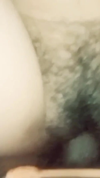 Захватывающий момент из "Лежа на кровати и жестко трахнул. Королева наслаждается этим"