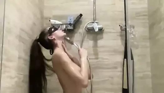 Büyük göğüslü esmer duşta yıkar