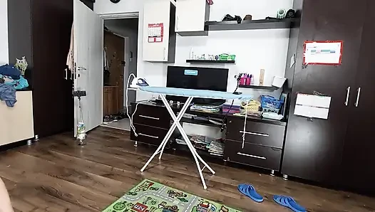 Seksi Esmer Evin Etrafında Çıplak Ev Işleri Yapıyor.
