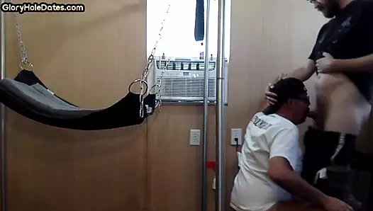 Seks deliği sakso dilf yarakla sikilen erkek arkadaş tarafından götten sikiliyor