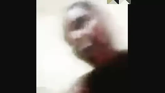 Siyah genç erkek avcısı dev yaraklı adamla karşılıklı mastürbasyon yapıyor