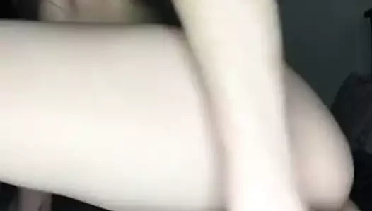 Allison bir bebek ve iyi bir kız gibi boşalmayı seviyor