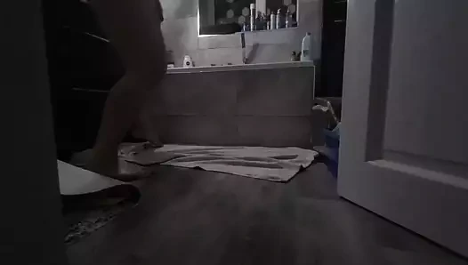 Kocamın yüzüne işiyorum ve o bunu içiyor