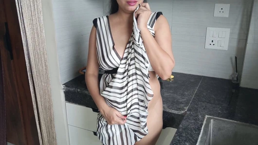 Seksi Hintli üvey kız kardeş üvey erkek kardeşiyle mutfakta sert ateşli seks yapıyor