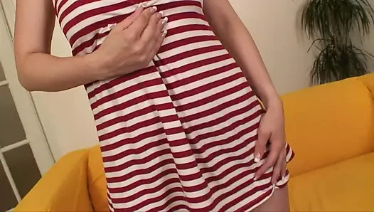 Mükemmel vücutlu güzel genç erkek avcısı iyi bir vücuda sahip olmaya hevesli