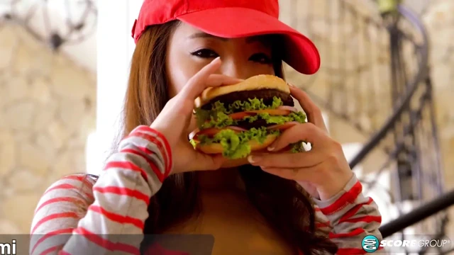 Büyük memeli Asyalı doğal Hitomi memelerini Hooter'ın içine sokuyor