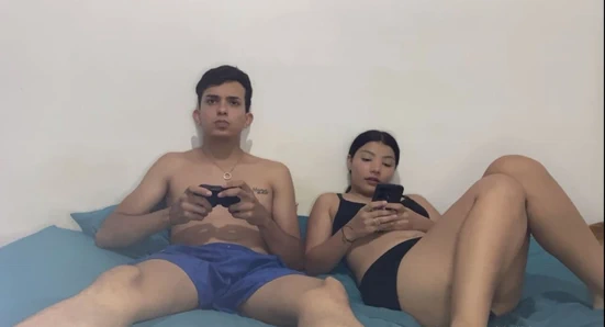 En iyi arkadaşımla video oyunları oynuyordum ve o sikimi emerek dikkatimi dağıttı.