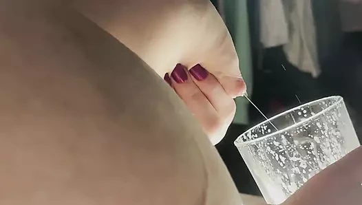 Sana bir bardak süt yapıyorum. İçer misin?