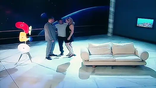 Aldatılan erkek arkadaş kız arkadaşını çifte sikişirken görüyor