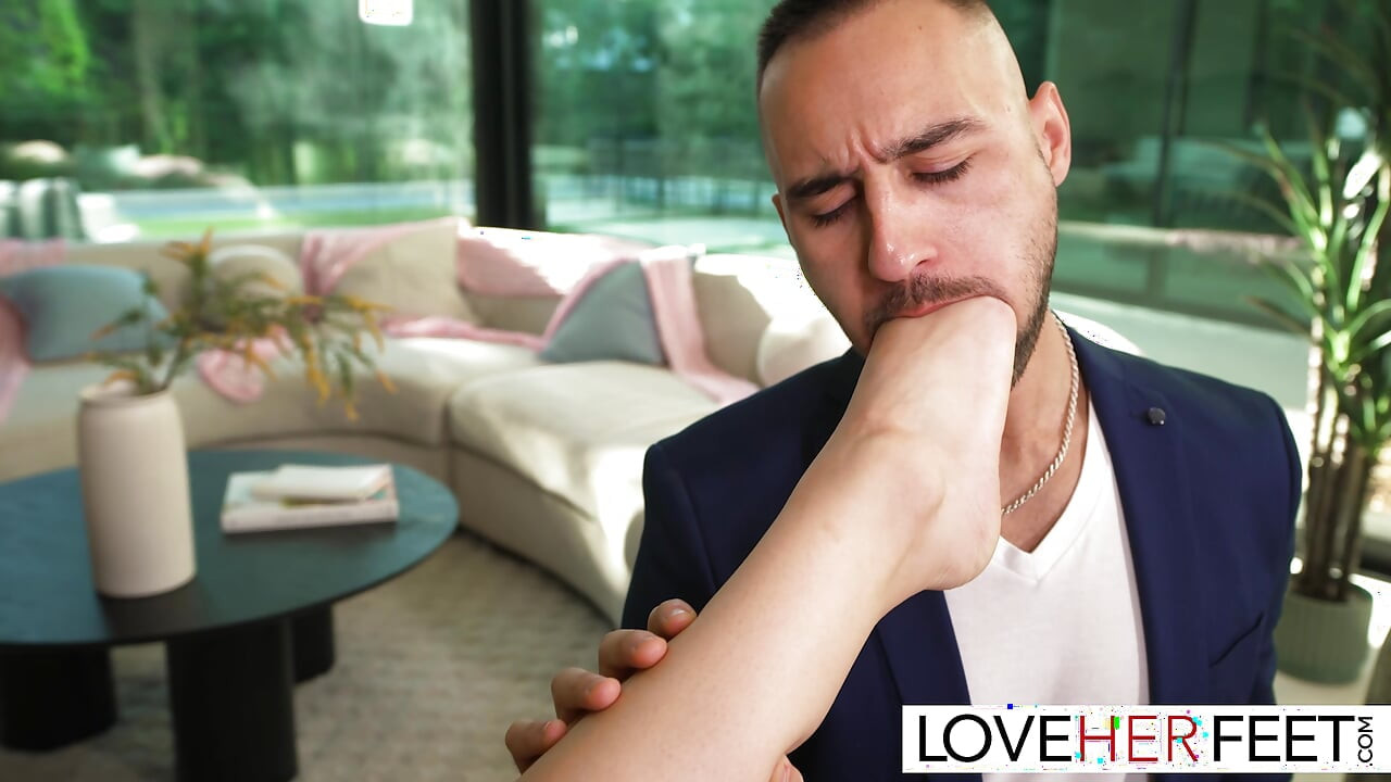 İri göğüslü Lily Lou'ya tapılıyor ve sert sikiliyor
