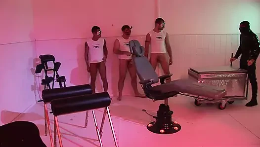 Bir grup maskeli sürtük büyük memeli esmere hayatının sikini veriyor