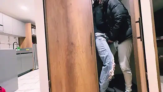 Kocası gelmeden önce dolaba dokunduk!!