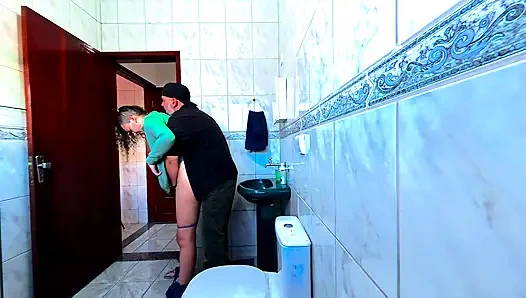 Meia-sobrinha sozinha no banheiro e esfregando-se seco contra ela.