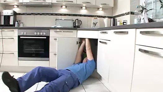 Sabine bezahlt Ihren Monteur mit einem Fick