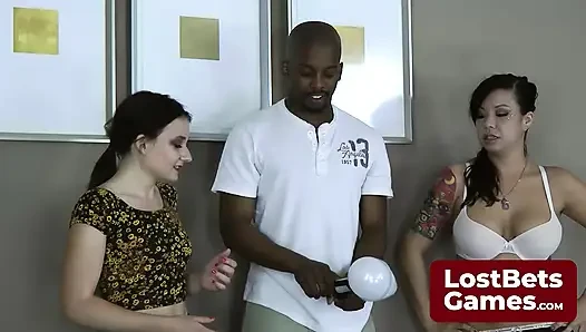 Striptiz yunan ruleti oyunu bir bükümle başlıyor