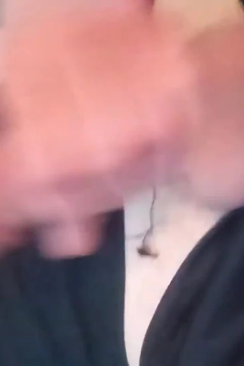 Bunu sikiş deliğine koyarken yarağınla oyna!