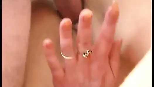 Peituda loira madura está sendo perfurada na cama