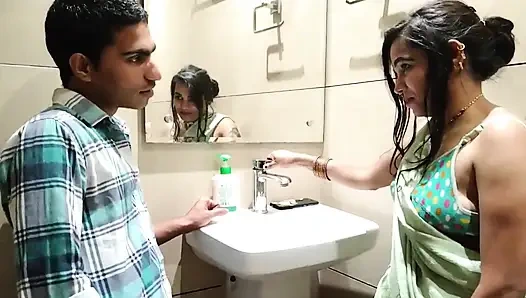 Üvey kız kardeşini banyoda çıplak sikiyor