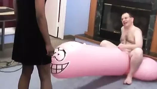 Edepsiz zenci kız dizlerinin üstüne çıkıyor ve beyaz yarağa öğürüyor