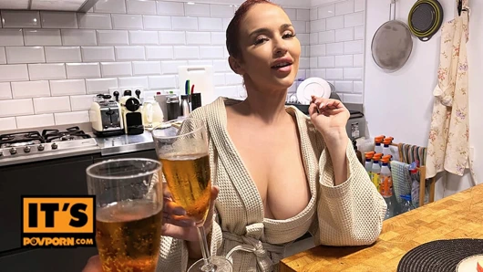 Ateşli bebek Geyşa Kyd ile yarak emiyor ve ayakla sikişiyor