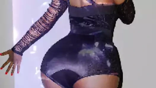 Nicki Minaj twerk yaparken haraç veriyor