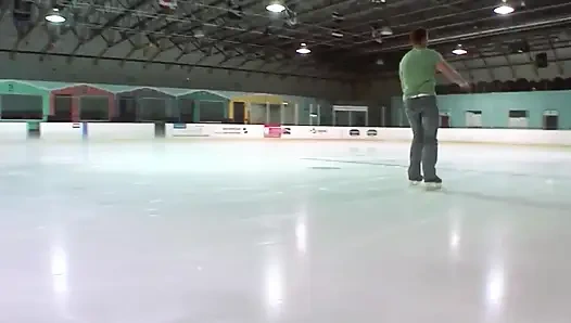 Buz pateni pistinde büyük memeli ateşli kız sikiliyor ve sert sikiliyor