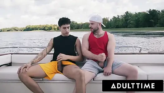 ADULT TIME - heteroseksüel arkadaşlar Marcus Mcneil ve Angel Elias hayal kırıklığı yaratan tekne gününü sert sikişe dönüştürüyor