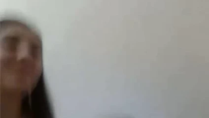 Oğlan büyük horoz boşalmak üzerinde memeler