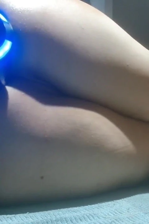 Avustralyalı orta yaşlı seksi kadın masaj makinesiyle götten sikiliyor