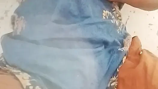 Yalnız kız eğlenmek için ateşli oğlanı sikiyor