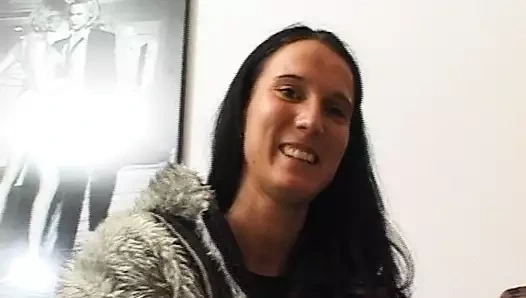 Teen mit Fotzen Piercing fistet sich selbst