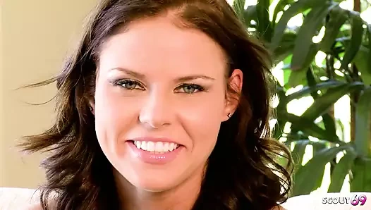 Azgın genç taylor masaj sırasında baştan çıkarılıyor ve sıkı amından büyük bir yarakla sikiliyor