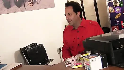 Sapık porno ajansım ofisinde seks için yarağı kırbaçlıyor