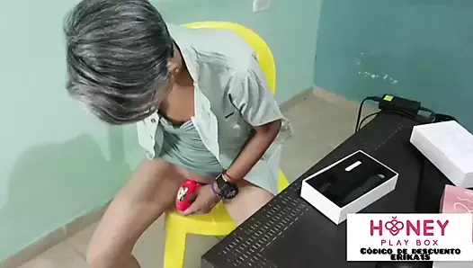 Yeni oyuncaklarımla mastürbasyon yapıyorum ve üvey oğlum beni izliyor ve sonra mastürbasyon yapıyor