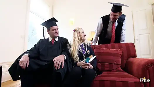 Sarışın öğrenci mezuniyette sert çifte