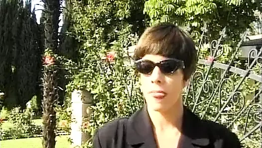 Kısa saçlı Alman genç kız araba atıklarında iki sert yarakla sikiliyor